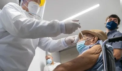 Adel Mass Arcón, recibiendo la dosis.