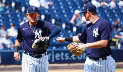 Giovanni Urshella se felicita con DJ LeMahieu.