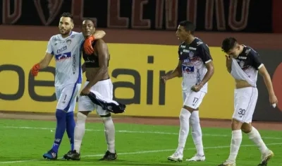 Sebastián Viera se abraza con Willer Ditta, tras el gol del defensa en Caracas.