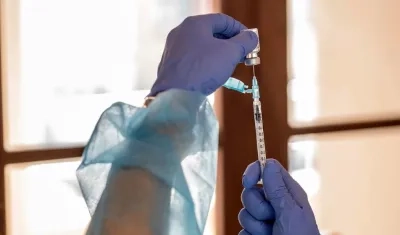 Una sanitaria prepara una dosis de la vacuna de AstraZeneca. 