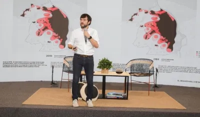 El Alcalde Jaime Pumarejo presentando los proyectos.