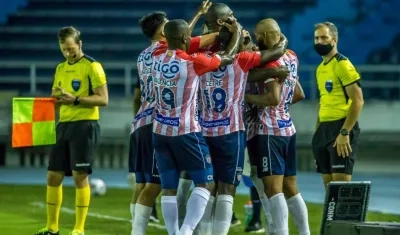 Jugadores de Junior celebran el tercer gol. 