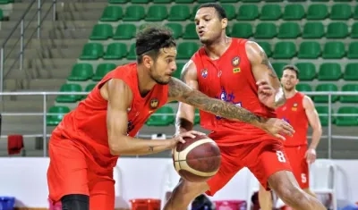 Selem Safar y Jesús Medina ante la mirada de Gianluca Bacci, durante un entrenamiento.