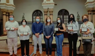 La secretaria de Cultura de Barranquilla, María Teresa Fernández, con un grupo de poetas.