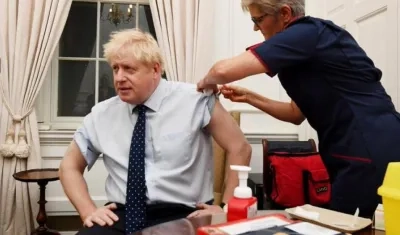 El primer ministro Boris Johnson ha recibido su primera dosis de la vacuna Oxford-AstraZeneca en el hospital St Thomas de Londres.