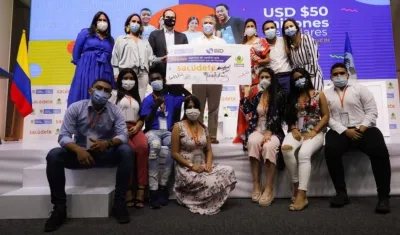 El cheque entregado por el BID.