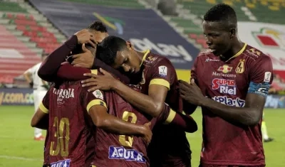 Jugadores del Deportes Tolima celebran un gol. 