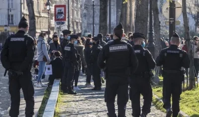 Gendarmes vigilan París.