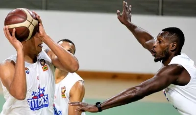 Juan Diego Tello marca a un compañero. 