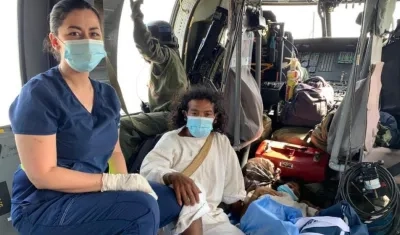 Niño Kogui en helicóptero de la Fuerza Aérea.