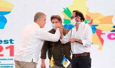 El Vicepresidente del Banco Interamericano de Desarrollo (BID), Benigno López, hizo la entrega de la distinción. 