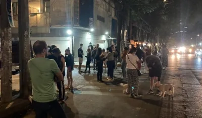 La gente evacuó los edificios.