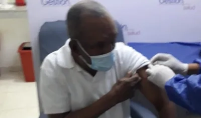 Antonio Cervantes, más conocido como 'Kid Pambelé' recibe la vacuna contra el Covid-19. 