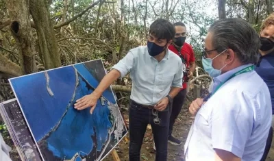 Alcalde de Barranquilla enseña el proyecto al Ministro de Hacienda, Alberto Carrasquilla.