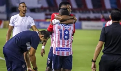 Miguel Ángel Borja agradece a Edwuin Cetré su asistencia de gol, ante la mirada de Luis Amaranto Perea. 