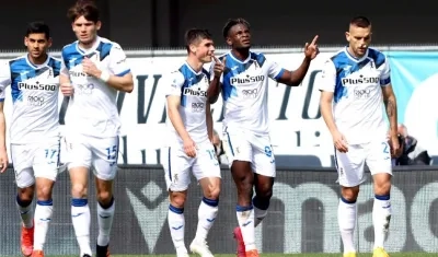 Duván Zapata celebra su anotación. 