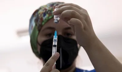 Una enfermera prepara una dosis de la vacuna del laboratorio chino Sinovac contra la covid-19, el 2 de marzo del 2021, en un centro de vacunación en Santiago (Chile). 