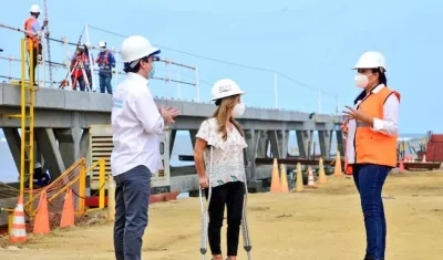 La Gobernadora Elsa Noguera y los Secretarios de Desarrollo, Miguel Vergara y de Infraestructura, Nury Logreira, en las obras del Muelle.