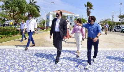 Mauricio Claver-Carone, presidente del BID, pasea por la Intendencia fluvial con el Alcalde Jaime Pumarejo.