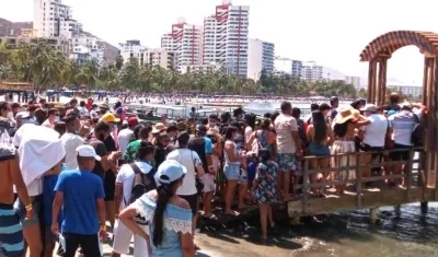 Aglomeración de turistas en la mañana del sábado en El Rodadero. Elizabeth Molina