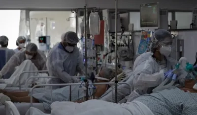 Personal médico trabaja el 12 de marzo, en la UCI del Hospital de M'Boi Mirim, en un suburbio de Sao Paulo. 