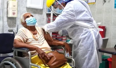 Vacunación a la población de adultos mayores.