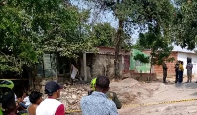 La Policía acordonó el área donde quedó tendido el cadáver del hombre. 