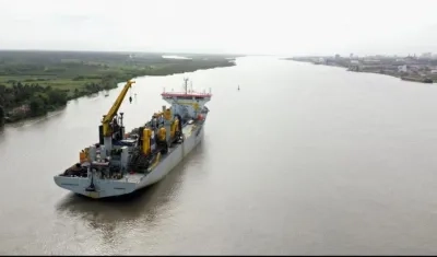 La draga 'Bartolomeu Dias' en el trabajo previo de adecuación del canal de acceso.