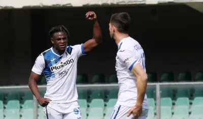 Duván Zapata celebra su anotación. 