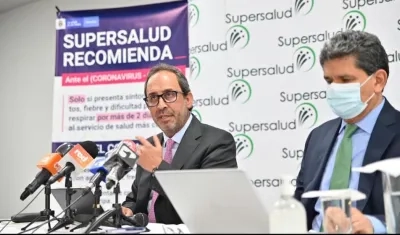 El Superintendente Fabio Aristizábal y el Delegado para la Supervisión Institucional, Oswaldo Bonilla.