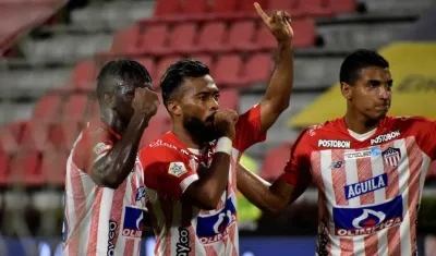 Luis 'Cariaco' González celebrando el gol del triunfo con Edwuin Cetré y Gabriel Fuentes.
