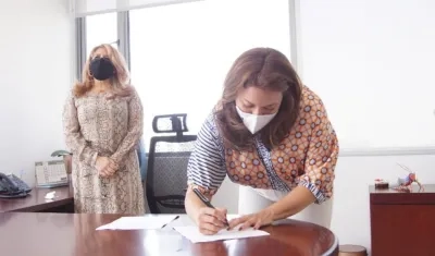 La Superservicios Natasha Avendaño, firmando el cierre de intervención, junto a la Agente Especial Ángela Patricia Rojas.