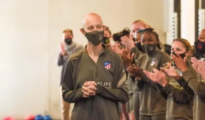 Virginia Torrecilla es recibida entre aplausos por sus compañeras. 