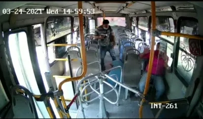 Momento del atraco al bus. 