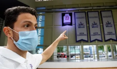 Gianluca Bacci señala la camiseta de Xavier Roberson. 