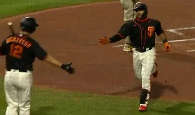 Donovan Solano anota tras su cuadrangular. 