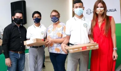 La primera dama Silvana Puello Visbal presidiendo la entrega de los equipos.