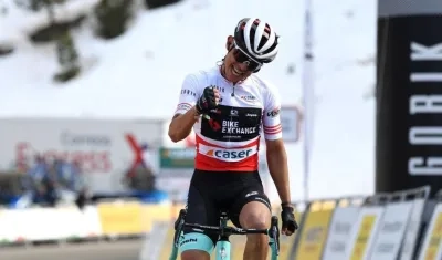 Esteban Chaves festeja su triunfo de este jueves. 