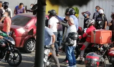 Momento en que la mujer baleada era auxiliada por ciudadanos. 