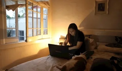 Una joven navega por internet durante el confinamiento por la pandemia. 