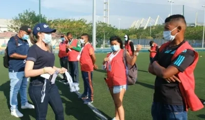 Jeniffer Villarreal, secretaria de Gobierno, con los integrantes del programa. 