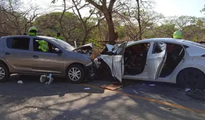 Así quedaron los dos vehículos tras el accidente. 
