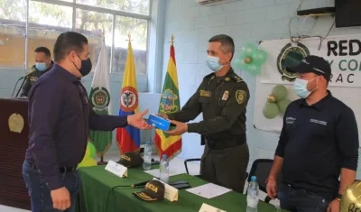 Entrega de los equipos de comunicación. 