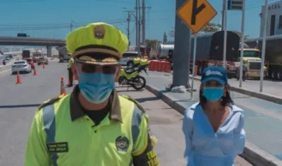 Coronel Jhon Mirque y la Secretaria Angélica Rodríguez.