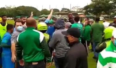 Momentos de la discusión entre hinchas y jugadores. 