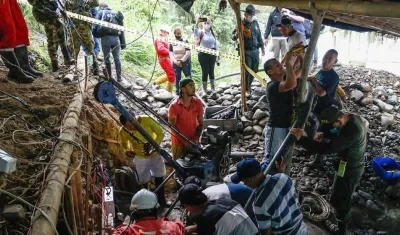 Brigadas de emergencia trabajan para intentar ingresar a una mina de oro de la vereda El Bosque en zona rural de Neira.