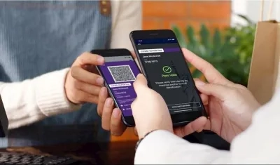 Fotografía cedida por el estado de Nueva York donde se muestra el uso de la identificación para vacunados y negativos de Covid-19.