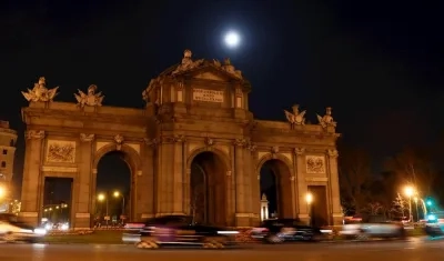 Imagen de la Puerta de Alcalá en Madrid con su iluminación apagada.