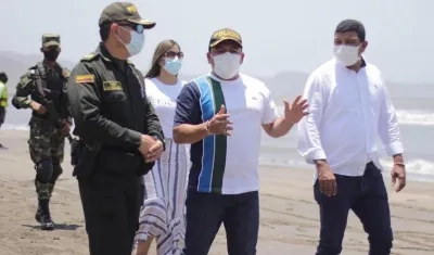 El Alcalde Wilman Vargas recorriendo las playas.