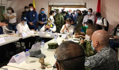 El Ministro de Defensa Diego Molano analizando la situación con autoridades de Arauca.